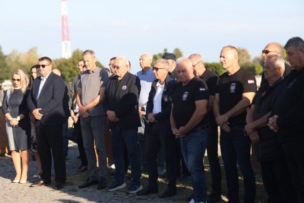 Dan kada je Virovitica postala slobodna: Prije 35 godina oslobođena je vojarna, a zaplijenjeno naoružanje pomoglo je u opremanju hrvatskih postrojbi 9 813634444 1113460601115307 1423451286863844162 n