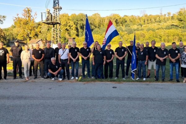 Polaganjem vijenca, paljenjem lampiona te evociranjem uspomena obilježena obljetnica oslobođenja vojnog objekta Šištat 1 IMG 20260916 WA0022