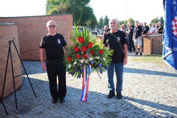 Polaganjem vijenca, paljenjem lampiona te evociranjem uspomena obilježena obljetnica oslobođenja vojnog objekta Šištat 2 IMG 20260916 WA0023