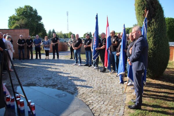 Polaganjem vijenca, paljenjem lampiona te evociranjem uspomena obilježena obljetnica oslobođenja vojnog objekta Šištat 4 IMG 20260916 WA0025
