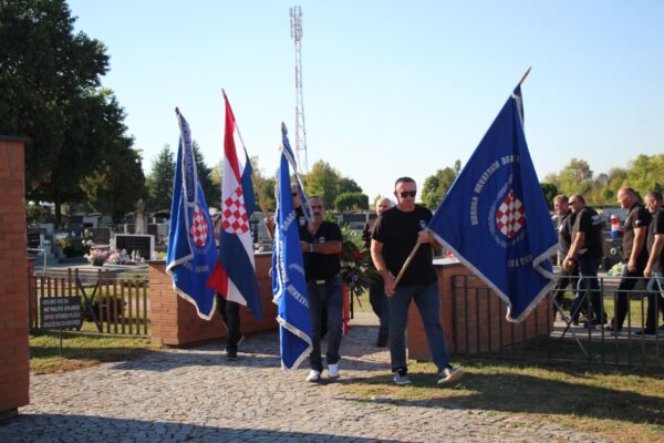 Polaganjem vijenca, paljenjem lampiona te evociranjem uspomena obilježena obljetnica oslobođenja vojnog objekta Šištat 10 IMG 20260916 WA0031