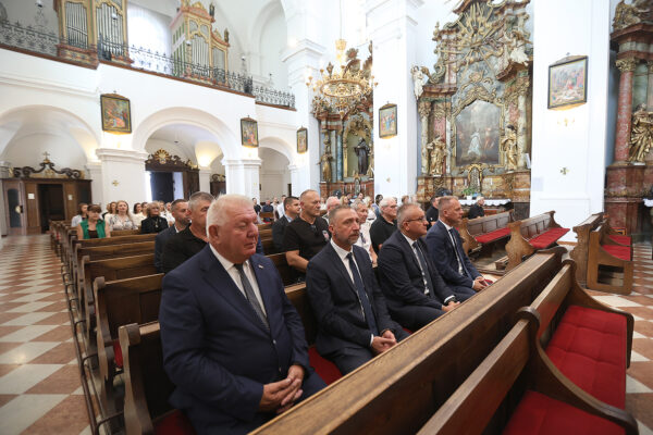 Povodom Dana Virovitičko-podravske županije odana počast poginulim hrvatskim braniteljima na Gradskom groblju Virovitici 34 Misa VPZ 56