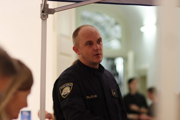 U Gradskom muzeju Virovitica otvorena atraktivna izložba “Budi zakon – jučer, danas, sutra” o razvoju policijske službe kroz vrijeme 39 NG 6