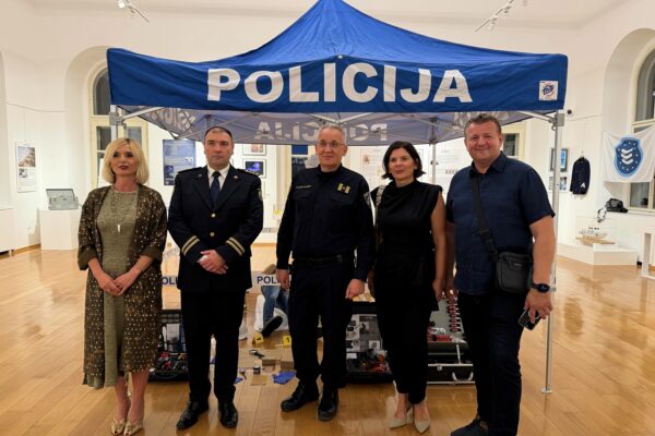 U Gradskom muzeju Virovitica otvorena atraktivna izložba “Budi zakon – jučer, danas, sutra” o razvoju policijske službe kroz vrijeme 42 NG 9
