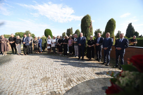 Povodom Dana Virovitičko-podravske županije odana počast poginulim hrvatskim braniteljima na Gradskom groblju Virovitici 1 Vijenci VPZ 1