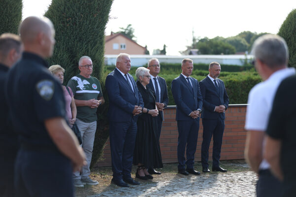 Povodom Dana Virovitičko-podravske županije odana počast poginulim hrvatskim braniteljima na Gradskom groblju Virovitici 17 Vijenci VPZ 104