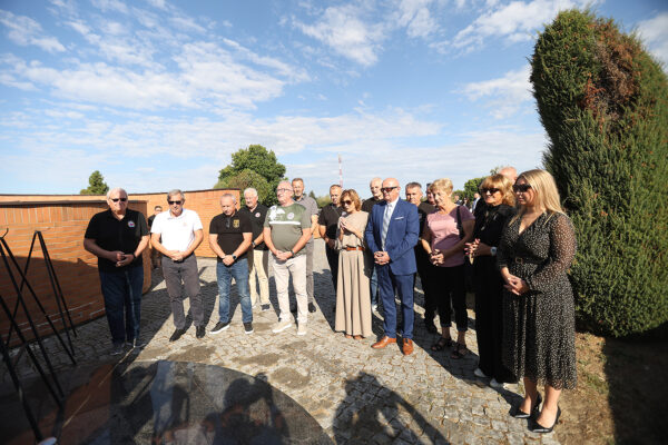 Povodom Dana Virovitičko-podravske županije odana počast poginulim hrvatskim braniteljima na Gradskom groblju Virovitici 22 Vijenci VPZ 130