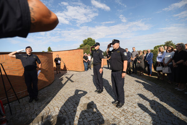 Povodom Dana Virovitičko-podravske županije odana počast poginulim hrvatskim braniteljima na Gradskom groblju Virovitici 26 Vijenci VPZ 210