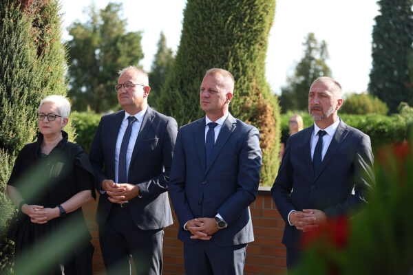 Povodom Dana Virovitičko-podravske županije odana počast poginulim hrvatskim braniteljima na Gradskom groblju Virovitici 5 Vijenci VPZ 43