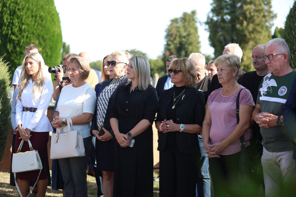 Povodom Dana Virovitičko-podravske županije odana počast poginulim hrvatskim braniteljima na Gradskom groblju Virovitici 7 Vijenci VPZ 52