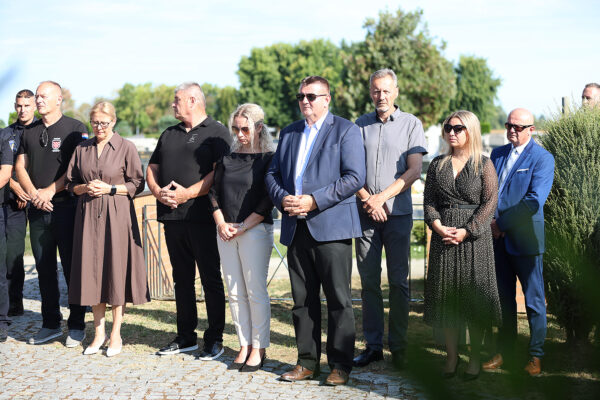 Povodom Dana Virovitičko-podravske županije odana počast poginulim hrvatskim braniteljima na Gradskom groblju Virovitici 8 Vijenci VPZ 57