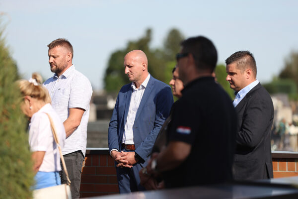 Povodom Dana Virovitičko-podravske županije odana počast poginulim hrvatskim braniteljima na Gradskom groblju Virovitici 15 Vijenci VPZ 93