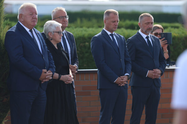 Povodom Dana Virovitičko-podravske županije odana počast poginulim hrvatskim braniteljima na Gradskom groblju Virovitici 16 Vijenci VPZ 97