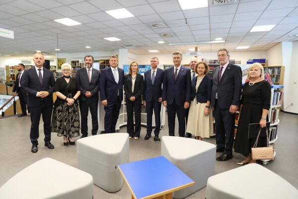 Nova era Gradske knjižnice i čitaonice Virovitica: Otvoreno novih 200 kvadrata, a knjigomat radi 24 sata dnevno 1 knjiznica 11