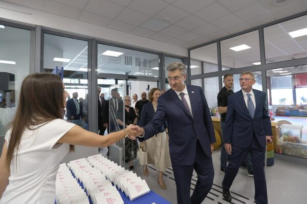 Nova era Gradske knjižnice i čitaonice Virovitica: Otvoreno novih 200 kvadrata, a knjigomat radi 24 sata dnevno 6 knjiznica 21