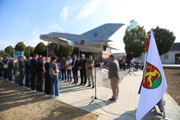 U Virovitici otvoren postav MiG-a 21: Pilot Danijel Borović otkrio kako su on, Ivica Ivandić i Ivan Selak svojim preletom u Hrvatsku promijenili tijek rata 12 mig 21 vtc 66