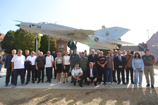 U Virovitici otvoren postav MiG-a 21: Pilot Danijel Borović otkrio kako su on, Ivica Ivandić i Ivan Selak svojim preletom u Hrvatsku promijenili tijek rata 15 mig 21 vtc 83