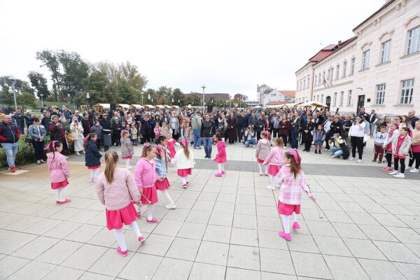Od domaćih proizvoda do rekordne dizanice: Pogledajte atmosferu s ovogodišnje Jeseni u gradu 3 839934814 1087357887246461 8681156488300408832 n