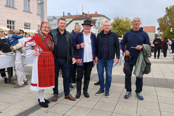 Od domaćih proizvoda do rekordne dizanice: Pogledajte atmosferu s ovogodišnje Jeseni u gradu 78 IMG 20261010 094013