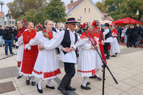 Od domaćih proizvoda do rekordne dizanice: Pogledajte atmosferu s ovogodišnje Jeseni u gradu 122 IMG 20261010 101245