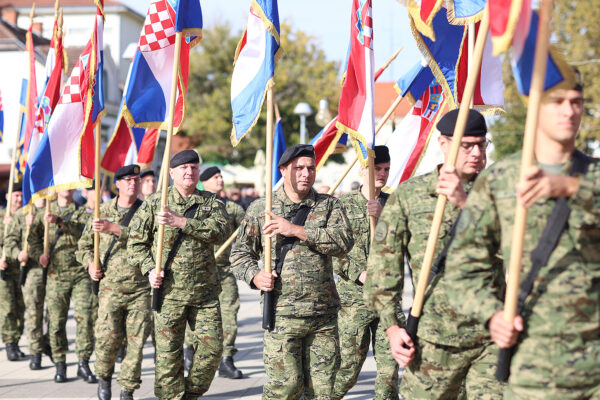 FOTO Pogledajte prizore svečanog mimohoda u povodu 35. obljetnice ustroja 127. brigade HV-a 3 mimohod 127 10