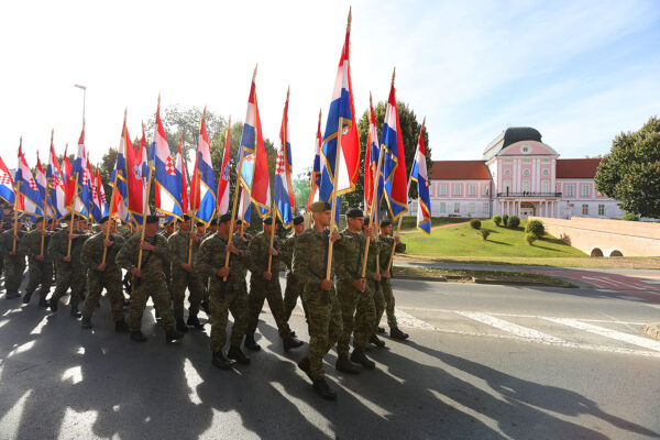 FOTO Pogledajte prizore svečanog mimohoda u povodu 35. obljetnice ustroja 127. brigade HV-a 16 mimohod 127 110