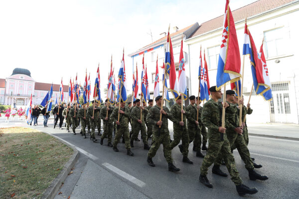 FOTO Pogledajte prizore svečanog mimohoda u povodu 35. obljetnice ustroja 127. brigade HV-a 17 mimohod 127 113