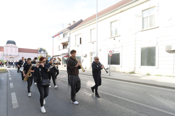 FOTO Pogledajte prizore svečanog mimohoda u povodu 35. obljetnice ustroja 127. brigade HV-a 19 mimohod 127 120
