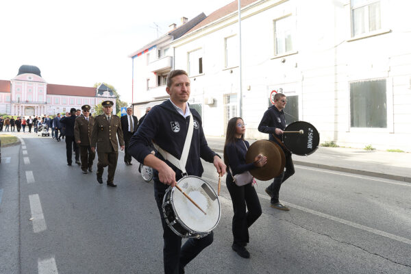 FOTO Pogledajte prizore svečanog mimohoda u povodu 35. obljetnice ustroja 127. brigade HV-a 20 mimohod 127 122