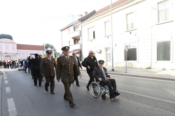 FOTO Pogledajte prizore svečanog mimohoda u povodu 35. obljetnice ustroja 127. brigade HV-a 21 mimohod 127 126