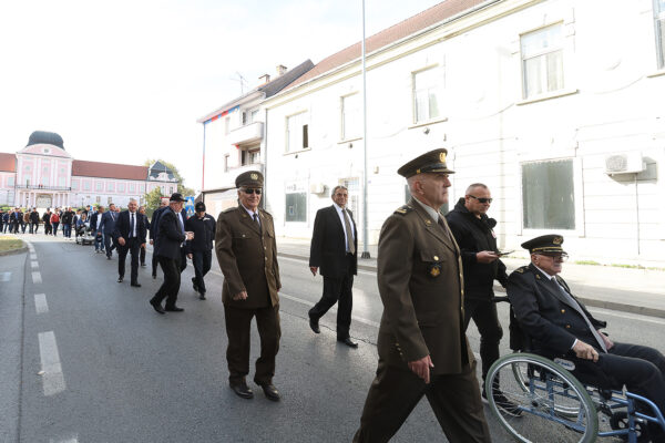 FOTO Pogledajte prizore svečanog mimohoda u povodu 35. obljetnice ustroja 127. brigade HV-a 22 mimohod 127 128