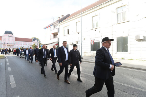 FOTO Pogledajte prizore svečanog mimohoda u povodu 35. obljetnice ustroja 127. brigade HV-a 23 mimohod 127 132