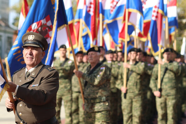 FOTO Pogledajte prizore svečanog mimohoda u povodu 35. obljetnice ustroja 127. brigade HV-a 4 mimohod 127 15