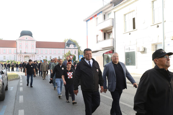 FOTO Pogledajte prizore svečanog mimohoda u povodu 35. obljetnice ustroja 127. brigade HV-a 34 mimohod 127 170
