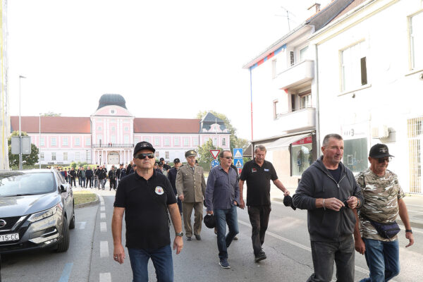 FOTO Pogledajte prizore svečanog mimohoda u povodu 35. obljetnice ustroja 127. brigade HV-a 37 mimohod 127 180