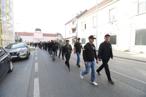 FOTO Pogledajte prizore svečanog mimohoda u povodu 35. obljetnice ustroja 127. brigade HV-a 43 mimohod 127 197