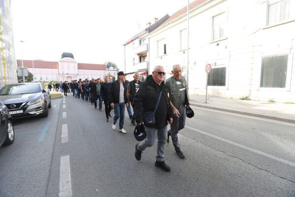 FOTO Pogledajte prizore svečanog mimohoda u povodu 35. obljetnice ustroja 127. brigade HV-a 44 mimohod 127 200