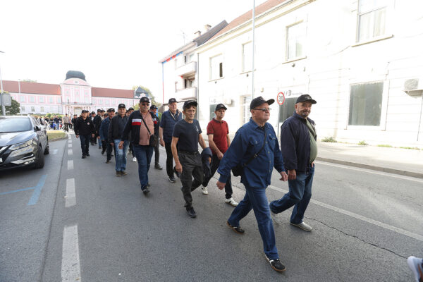 FOTO Pogledajte prizore svečanog mimohoda u povodu 35. obljetnice ustroja 127. brigade HV-a 47 mimohod 127 208