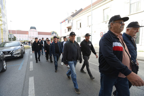 FOTO Pogledajte prizore svečanog mimohoda u povodu 35. obljetnice ustroja 127. brigade HV-a 48 mimohod 127 211