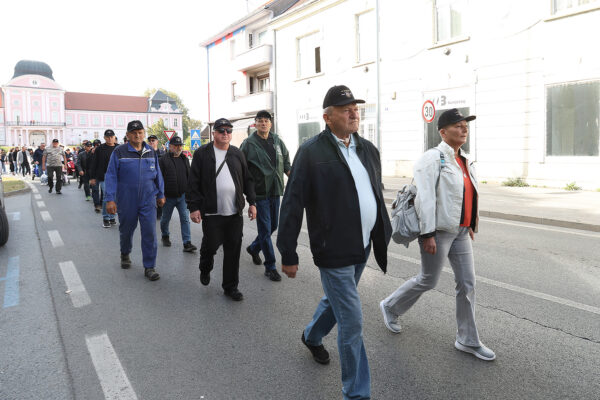 FOTO Pogledajte prizore svečanog mimohoda u povodu 35. obljetnice ustroja 127. brigade HV-a 51 mimohod 127 220