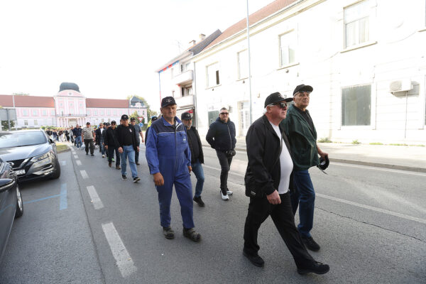 FOTO Pogledajte prizore svečanog mimohoda u povodu 35. obljetnice ustroja 127. brigade HV-a 52 mimohod 127 222