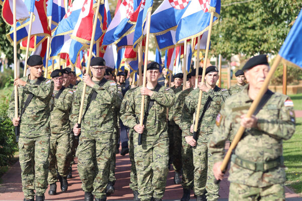 FOTO Pogledajte prizore svečanog mimohoda u povodu 35. obljetnice ustroja 127. brigade HV-a 6 mimohod 127 48