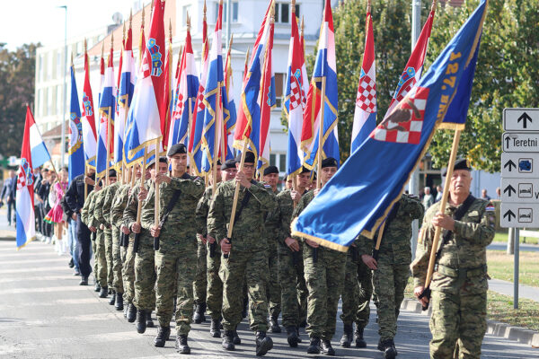 FOTO Pogledajte prizore svečanog mimohoda u povodu 35. obljetnice ustroja 127. brigade HV-a 7 mimohod 127 53