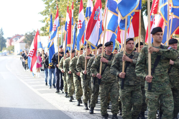 FOTO Pogledajte prizore svečanog mimohoda u povodu 35. obljetnice ustroja 127. brigade HV-a 9 mimohod 127 64