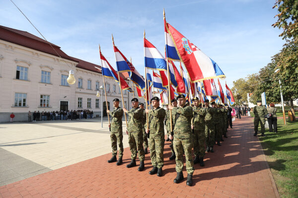 FOTO Pogledajte prizore svečanog mimohoda u povodu 35. obljetnice ustroja 127. brigade HV-a 11 mimohod 127 79