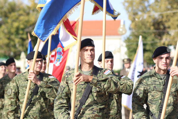 FOTO Pogledajte prizore svečanog mimohoda u povodu 35. obljetnice ustroja 127. brigade HV-a 2 mimohod 127 8