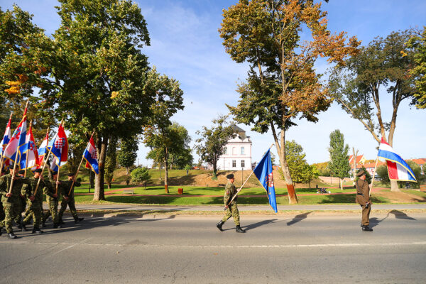 FOTO Pogledajte prizore svečanog mimohoda u povodu 35. obljetnice ustroja 127. brigade HV-a 12 mimohod 127 84