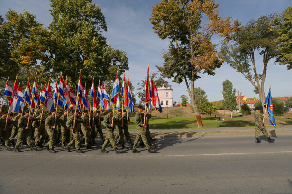 FOTO Pogledajte prizore svečanog mimohoda u povodu 35. obljetnice ustroja 127. brigade HV-a 13 mimohod 127 88