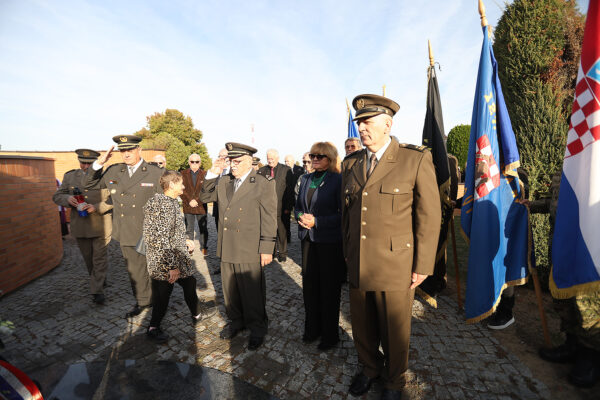 Fotogalerija: Virovitica obilježava 35. obljetnicu ustroja 127. brigade Hrvatske vojske 12 vijenci 127 45