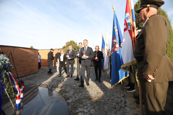 Fotogalerija: Virovitica obilježava 35. obljetnicu ustroja 127. brigade Hrvatske vojske 14 vijenci 127 60